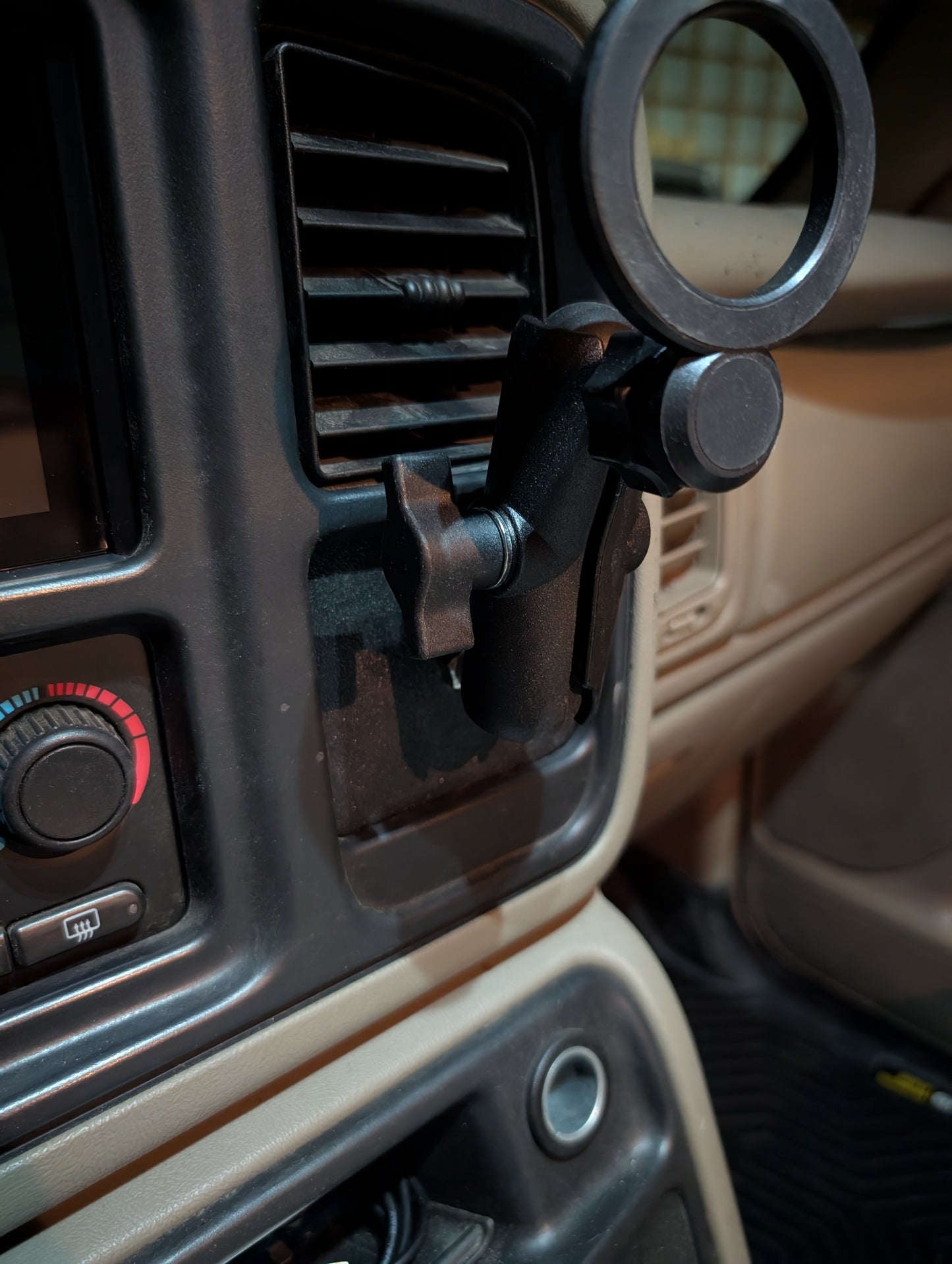 03-07 Chevy Dash Cubby Phone Mount